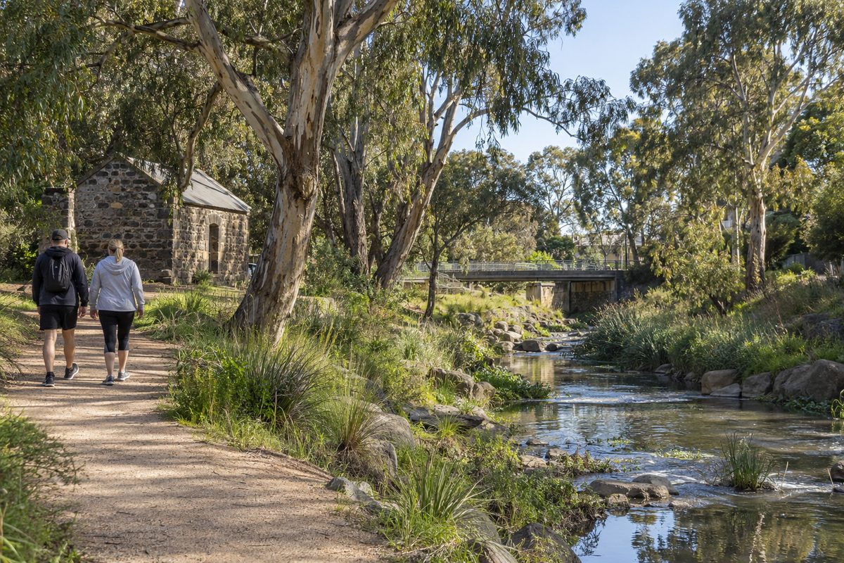 walking in thomastown: edgars creek and local heritage routes